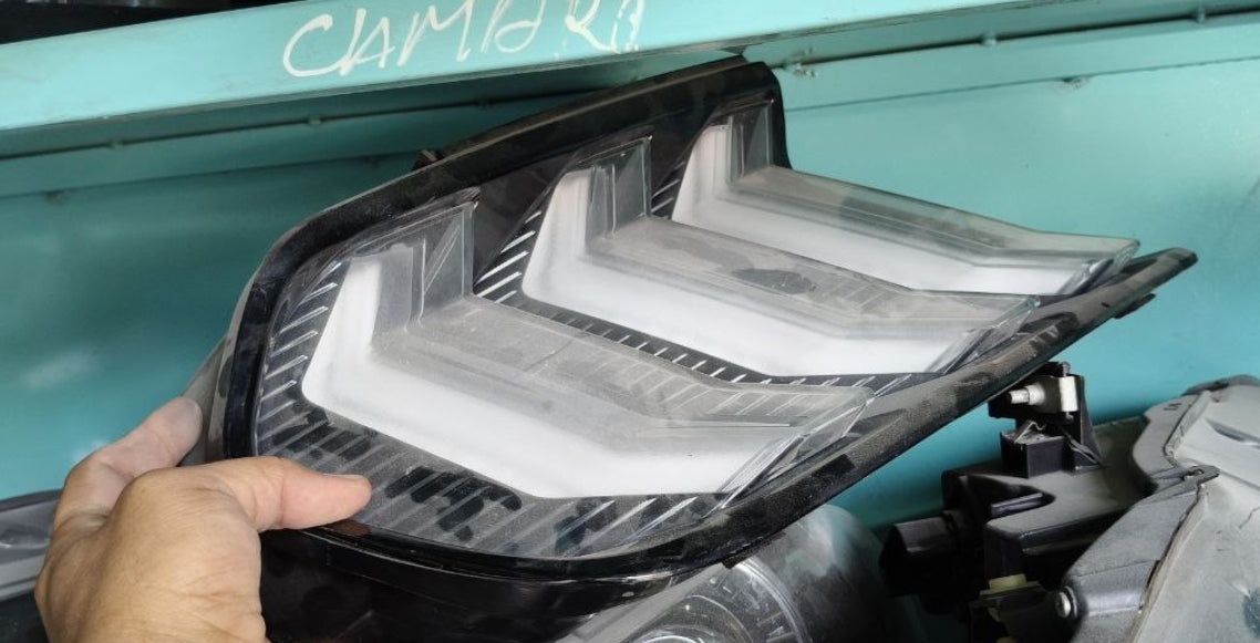 Used Ford Mustang 2015 to 23 Taillight 1 piece –  ضوء خلفي مستعمل لفورد موستانج 2015 إلى 2023 – قطعة واحدة