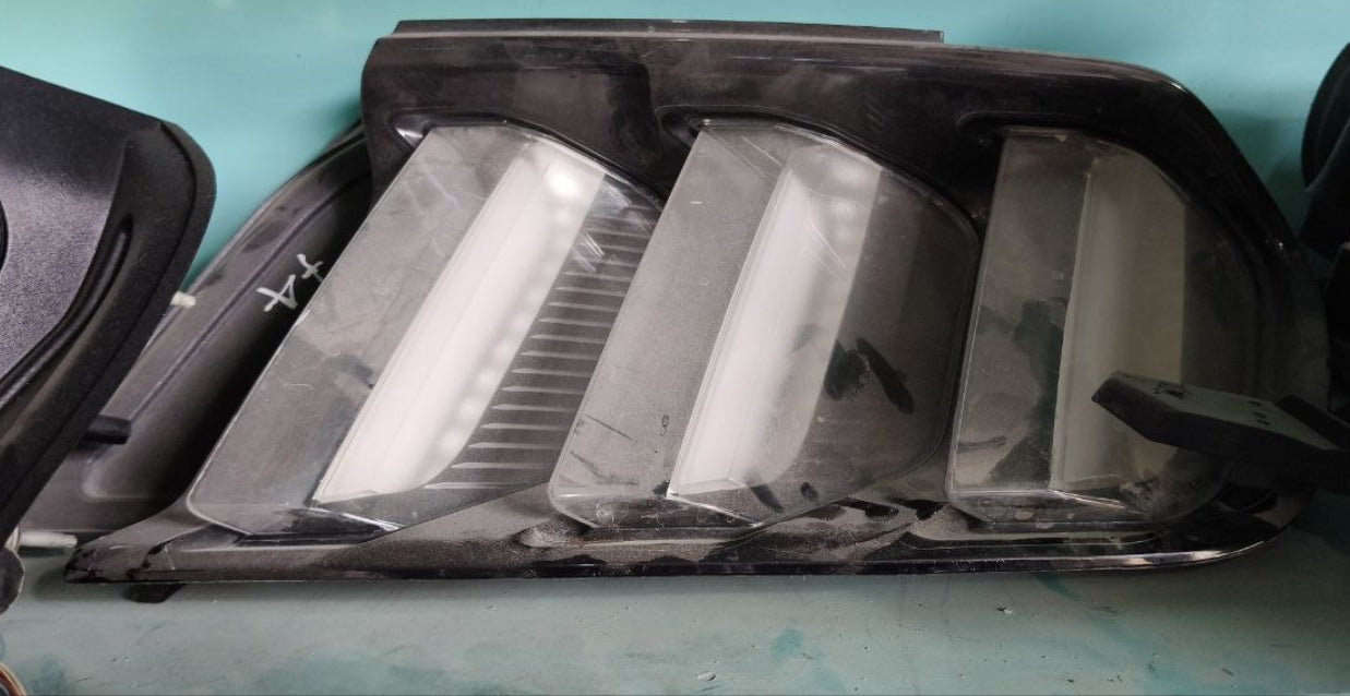 Used Ford Mustang 2015 to 23 Taillight 1 piece –  ضوء خلفي مستعمل لفورد موستانج 2015 إلى 2023 – قطعة واحدة