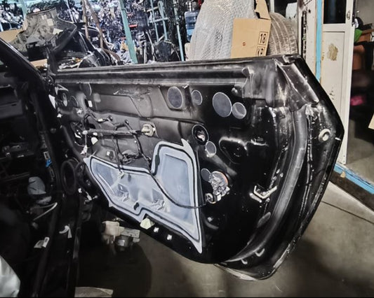 Used Ford Mustang 2024 Passenger Side Door complete – (1 Piece)- باب جانب الراكب مستعمل لفورد موستانج 2024 – قطعة واحدة
