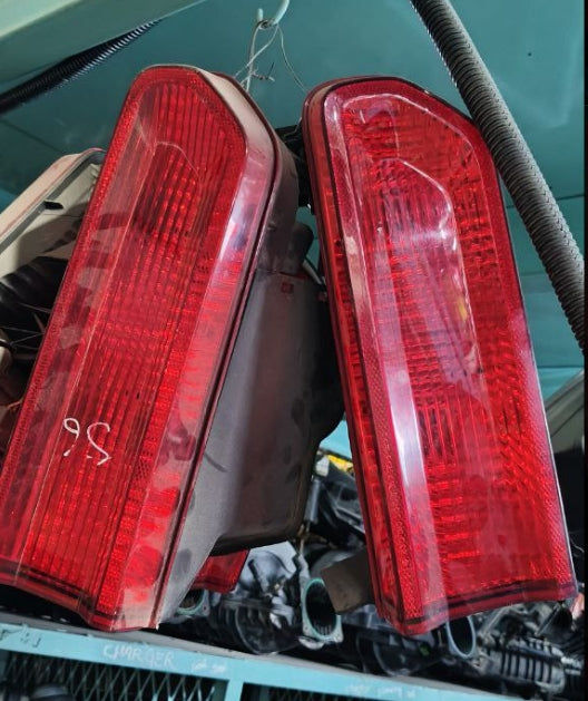 Used 2008-2014 Dodge Challenger Tail Lights – Driver & Passenger Side,  أضواء خلفية مستعملة لدودج تشالنجر 2008–2014 – جهة السائق والراكب
