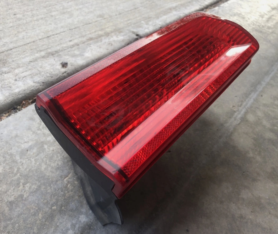 Used 2008-2014 Dodge Challenger Tail Lights – Driver & Passenger Side,  أضواء خلفية مستعملة لدودج تشالنجر 2008–2014 – جهة السائق والراكب