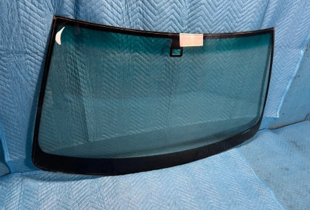 Used Lexus LS430 2000-2006 Front Windshield Glass | لكزس LS430 زجاج أمامي