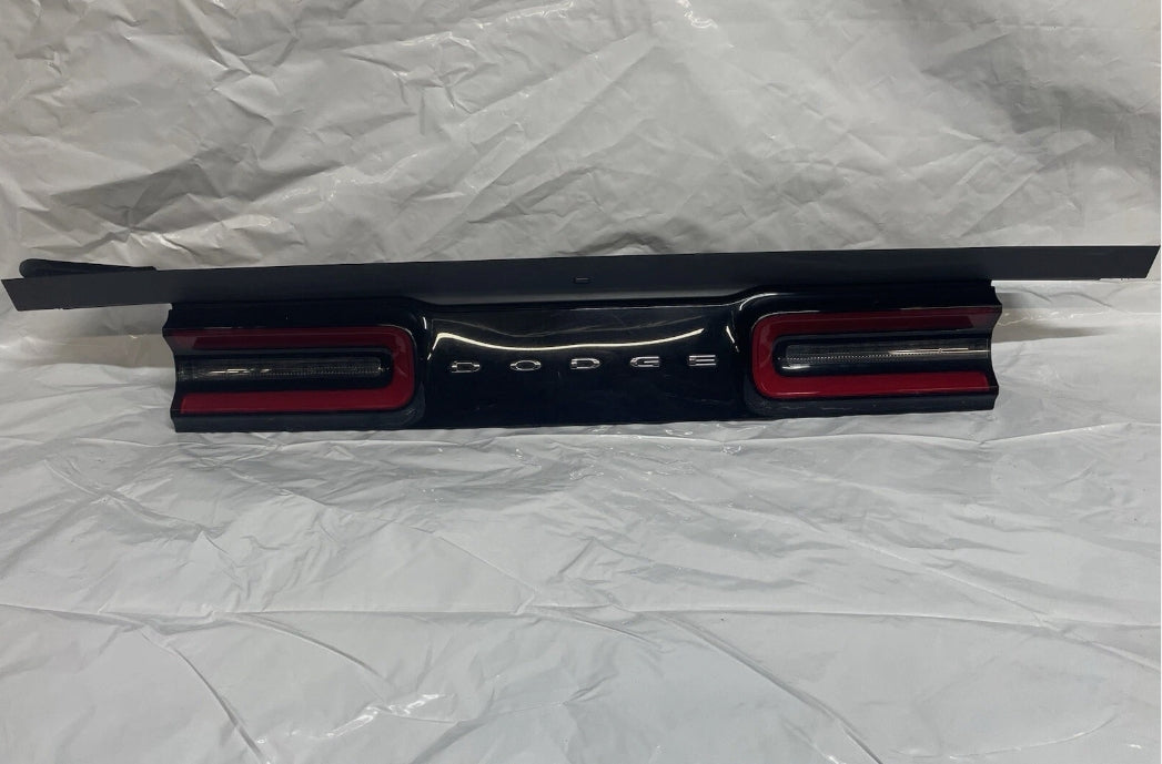 Used Dodge Challenger 2015-2023 Taillight –  ضوء خلفي مستعمل لدودج تشالنجر 2015–2023