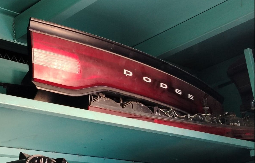 Used Dodge Charger 2011-2014 Trunk Mounted LED Center Taillight – ضوء خلفي مركزي LED مثبت في الصندوق مستعمل لدودج تشارجر 2011–2014