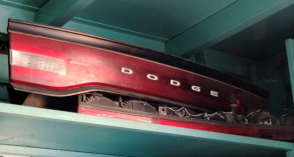 Used Dodge Charger 2011-2014 Trunk Mounted LED Center Taillight – ضوء خلفي مركزي LED مثبت في الصندوق مستعمل لدودج تشارجر 2011–2014