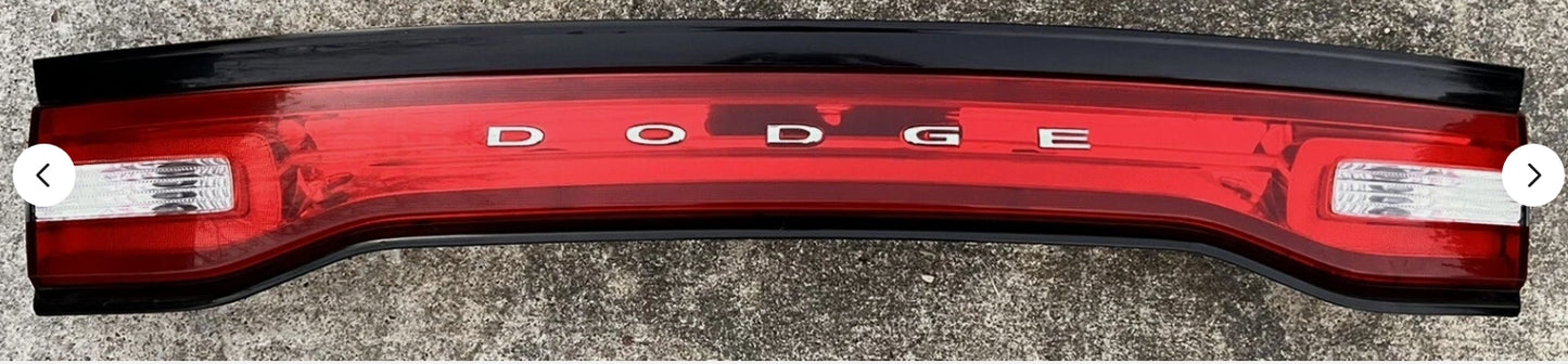 Used Dodge Charger 2011-2014 Trunk Mounted LED Center Taillight – ضوء خلفي مركزي LED مثبت في الصندوق مستعمل لدودج تشارجر 2011–2014