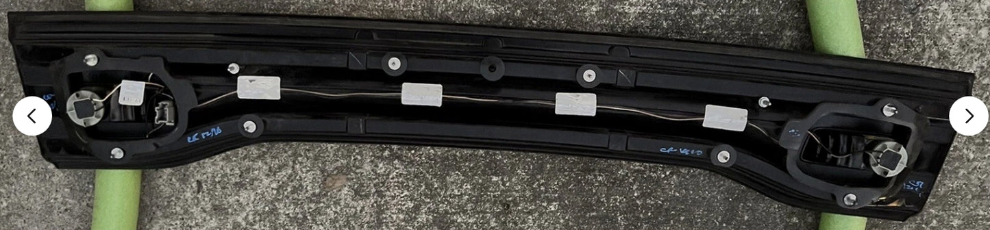 Used Dodge Charger 2011-2014 Trunk Mounted LED Center Taillight – ضوء خلفي مركزي LED مثبت في الصندوق مستعمل لدودج تشارجر 2011–2014