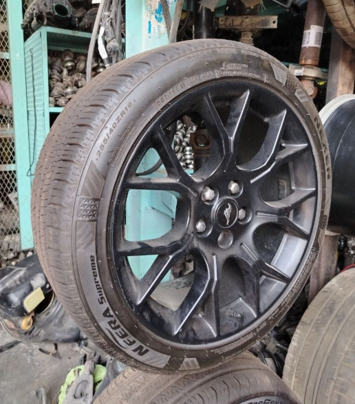 Used Ford Mustang 2016-2023 Tire 255/40R19 – 1 piece, إطار مستعمل لفورد موستانج 2016–2023 بمقاس 255/40R19 – قطعة واحدة