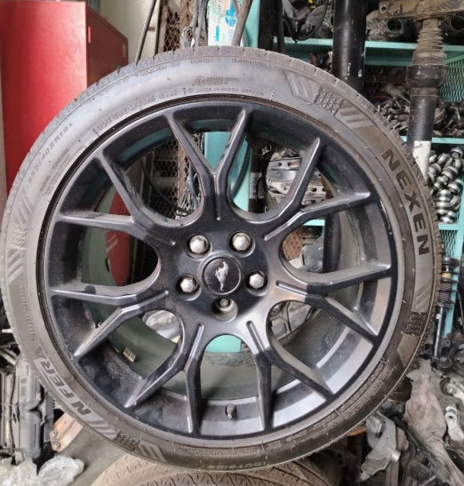 Used Ford Mustang 2016-2023 Tire 255/40R19 – 1 piece, إطار مستعمل لفورد موستانج 2016–2023 بمقاس 255/40R19 – قطعة واحدة