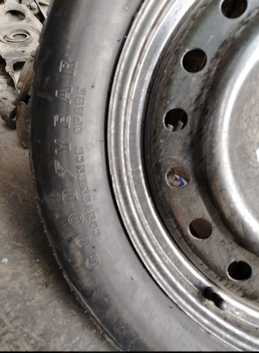 Used Dodge Charger Spare Tire 135/90R17 – 1 Piece, إطار احتياطي مستعمل لدودج تشارجر بمقاس 135/90R17 – قطعة واحدة