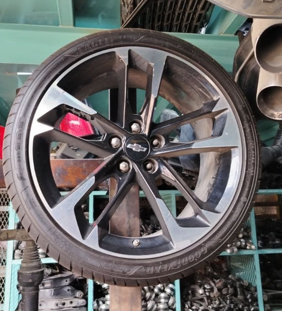 Used Chevrolet Camaro 2016-2023 Tire 275/35R20 – 1 Piece, إطار مستعمل لشفروليه كمارو 2016–2023 بمقاس 275/35R20 – قطعة واحدة