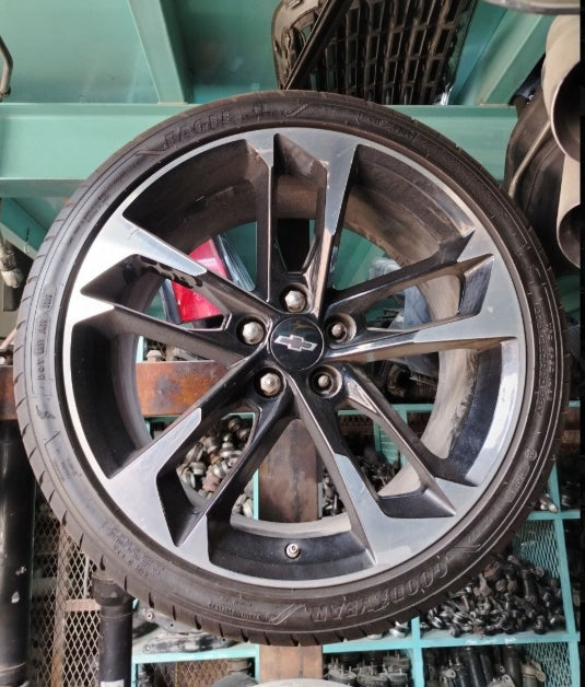 Used Chevrolet Camaro 2016-2023 Tire 275/35R20 – 1 Piece, إطار مستعمل لشفروليه كمارو 2016–2023 بمقاس 275/35R20 – قطعة واحدة
