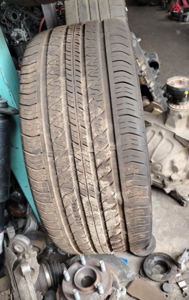 Used Ford Mustang 2024 Tire 255/40R19 – 1 Piece, إطار مستعمل لفورد موستانج 2024 بمقاس 255/40R19 – قطعة واحدة