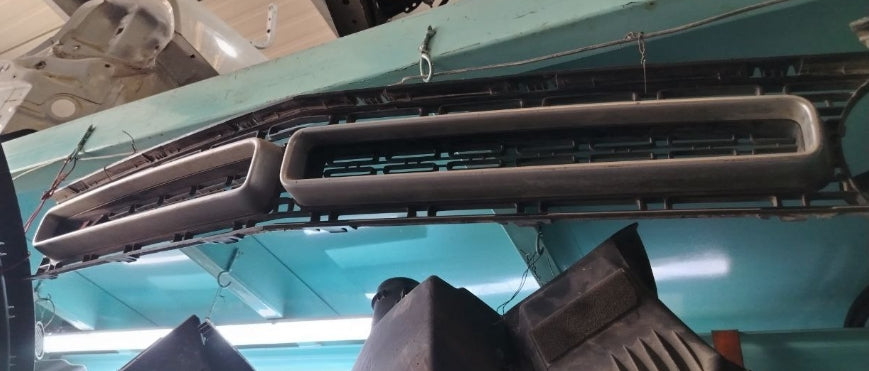 Used Dodge Challenger 2016-2018 Front Bumper Grille –  شبك صدام أمامي مستعمل لدودج تشالنجر 2016–2018