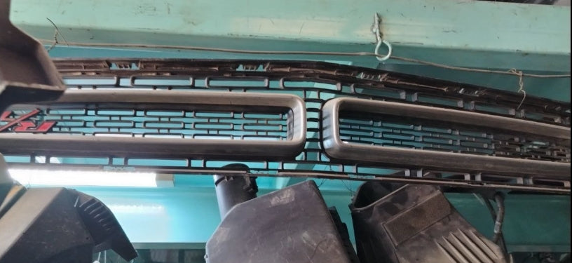Used Dodge Challenger 2016-2018 Front Bumper Grille –  شبك صدام أمامي مستعمل لدودج تشالنجر 2016–2018