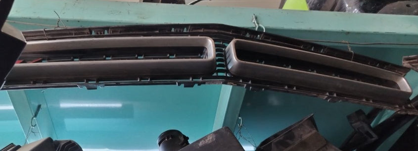 Used Dodge Challenger 2016-2018 Front Bumper Grille –  شبك صدام أمامي مستعمل لدودج تشالنجر 2016–2018