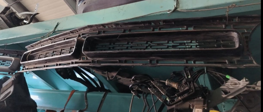 Used Dodge Challenger 2016-2018 Front Bumper Grille –  شبك صدام أمامي مستعمل لدودج تشالنجر 2016–2018