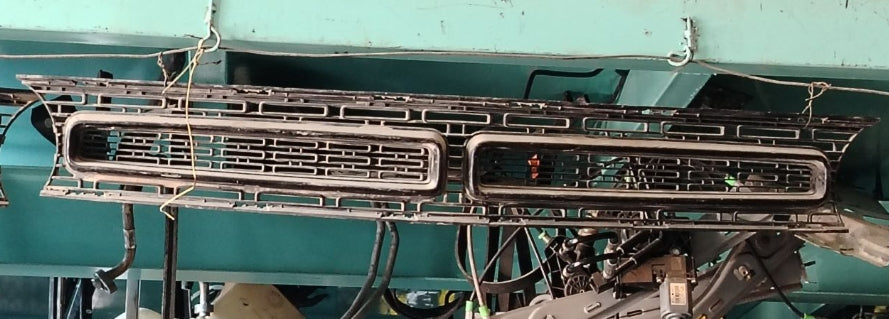 Used Dodge Challenger 2016-2018 Front Bumper Grille –  شبك صدام أمامي مستعمل لدودج تشالنجر 2016–2018