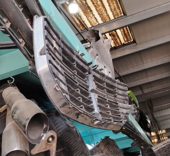 Used Chrysler / Dodge 2016-2019 Front Bumper Grille –  شبك صدام أمامي مستعمل لكرايسلر / دودج 2016–2019