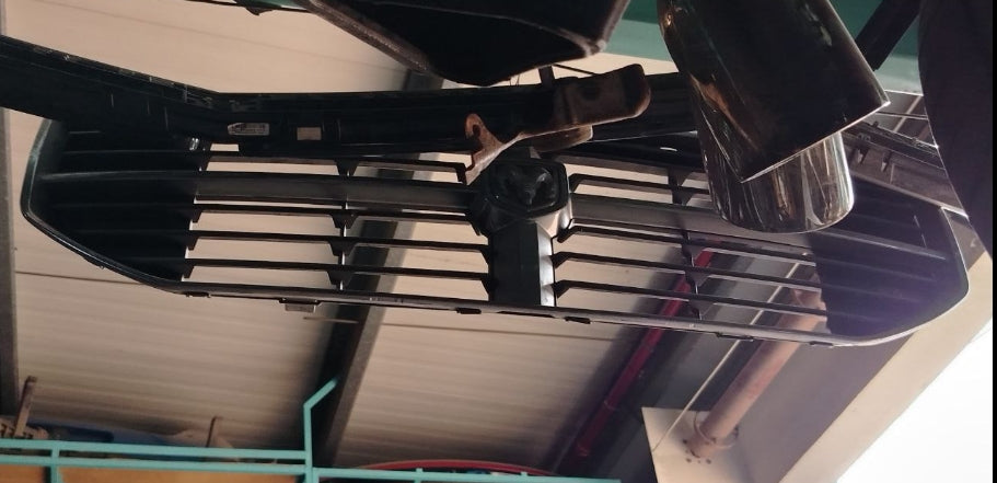 Used Chrysler / Dodge 2016-2019 Front Bumper Grille –  شبك صدام أمامي مستعمل لكرايسلر / دودج 2016–2019