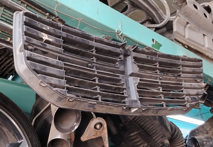 Used Chrysler / Dodge 2016-2019 Front Bumper Grille –  شبك صدام أمامي مستعمل لكرايسلر / دودج 2016–2019