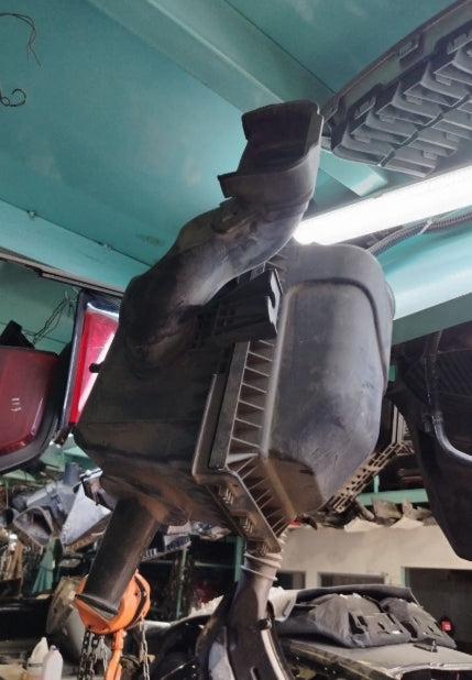 Used Chrysler Air Cleaner Filter Box Assembly 2013-2014 – علبة فلتر هواء المحرك مستعملة لكرايسلر 2013–2014