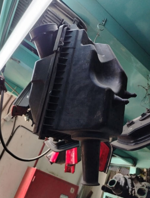 Used Chrysler Air Cleaner Filter Box Assembly 2013-2014 – علبة فلتر هواء المحرك مستعملة لكرايسلر 2013–2014
