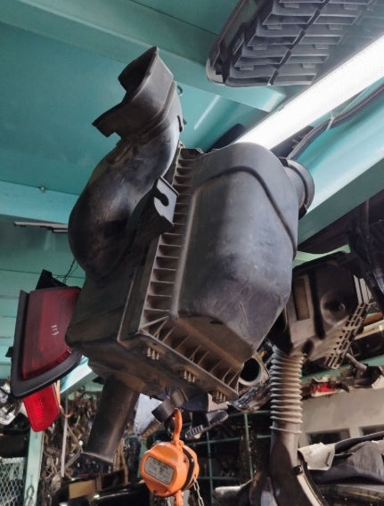 Used Chrysler Air Cleaner Filter Box Assembly 2013-2014 – علبة فلتر هواء المحرك مستعملة لكرايسلر 2013–2014