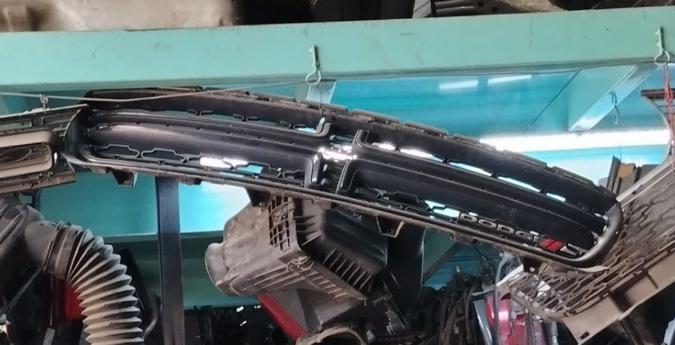 Used Dodge Charger 2016-2018 Front Bumper Grille –  شبك صدام أمامي مستعمل لدودج تشارجر 2016–2018