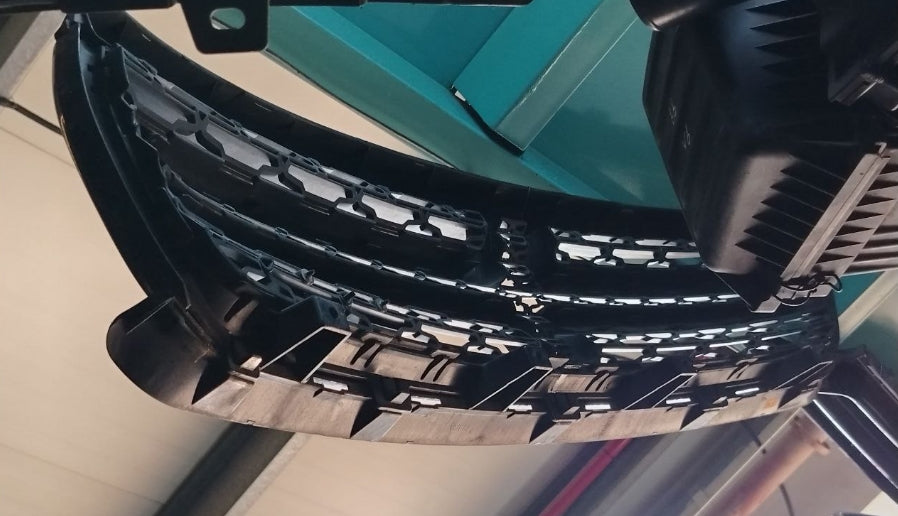 Used Dodge Charger 2016-2018 Front Bumper Grille –  شبك صدام أمامي مستعمل لدودج تشارجر 2016–2018