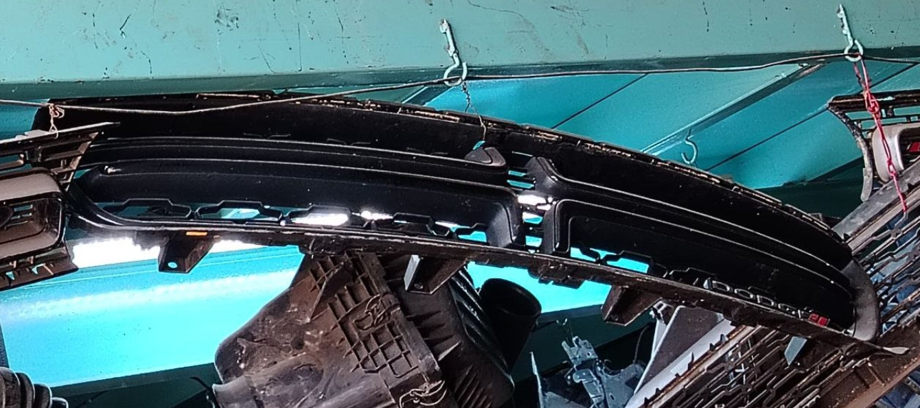 Used Dodge Charger 2016-2018 Front Bumper Grille –  شبك صدام أمامي مستعمل لدودج تشارجر 2016–2018