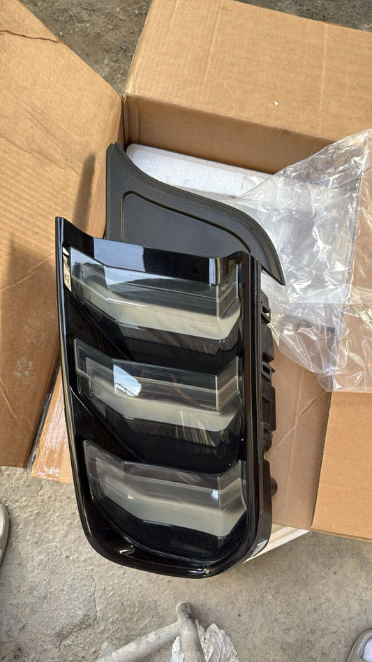 2018 Ford Mustang Smoked LED Tail Lights 2 piece – Sleek Black Backlight Upgrade مصابيح خلفية LED داكنة (سموك) لسيارة Ford Mustang موديل 2018 – ترقية أنيقة بإضاءة خلفية سوداء