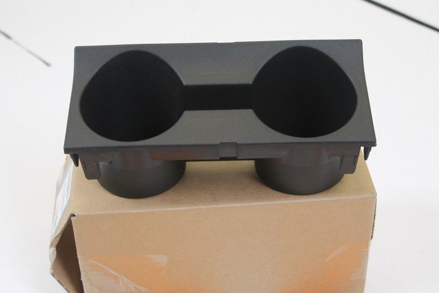 حامل أكواب للكونسول الوسطي متوافق مع لاند روفر ديفندر 2019 – 2025Center Console Cup Holder Compatible with Land Rover Defender 2019 – 2025 10400130