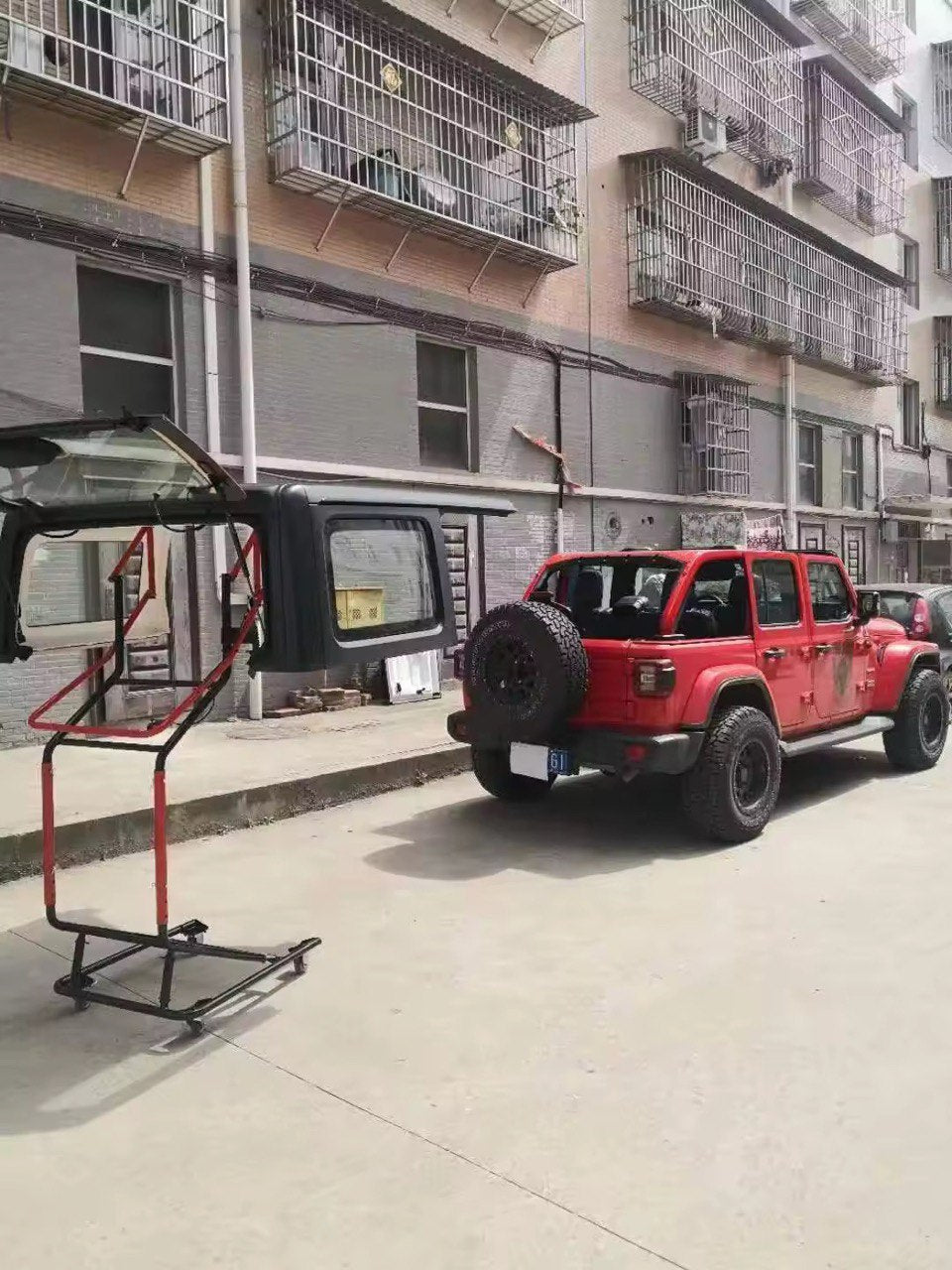 Enjoy Freedom Hard Top Roof Lifter Compatible with Jeep Wrangler 1997-2025, Heavy-Duty & Adjustable استمتع بالحرية رافعة سقف صلب متوافقة مع جيب رانجلر 1997-2025، قوية التحمل وقابلة للتعديل